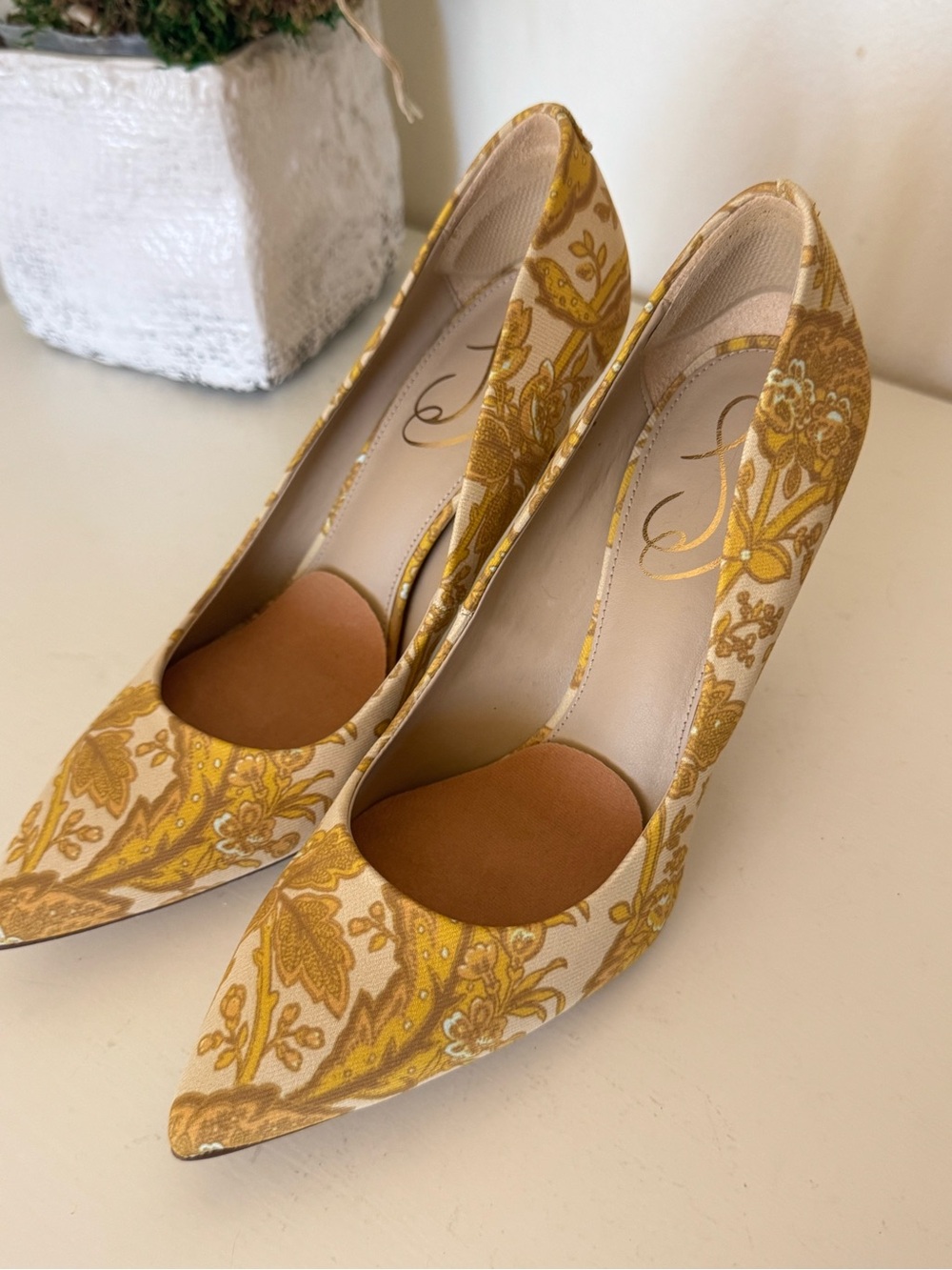 Sam Edelman Women’s Yellow Floral Pointed-Toe Pumps - Picture 2 of 7